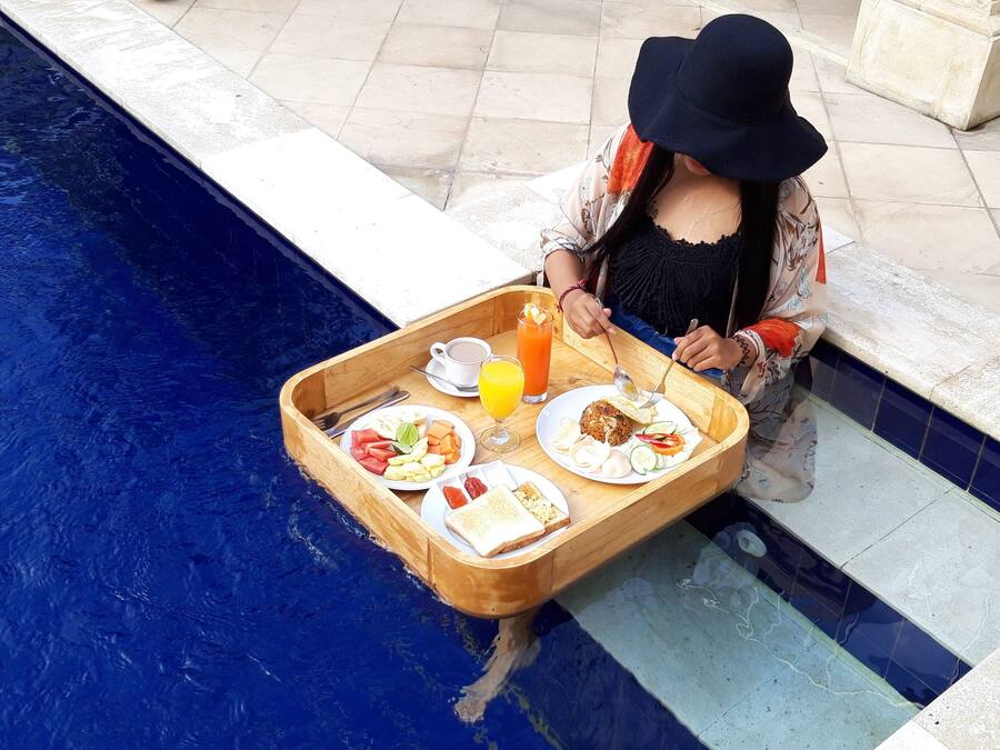 Una piscina al aire libre