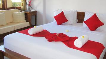 Romantisk dobbeltrom, 1 queensize-seng med sovesofa, badekar | Safe på rommet, lydisolert, wi-fi (inkludert) og sengetøy