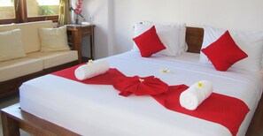 Chambre romantique double, 1 grand lit et 1 canapé-lit, baignoire | Coffre-fort, système d’insonorisation, accès au Wi-Fi (inclus)