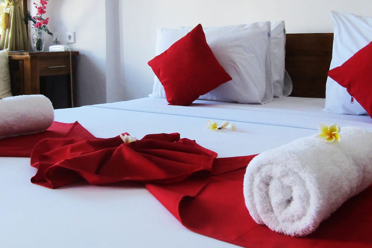 Romantic Double Room, 1 Queen Bed with Sofa bed, Bathtub | In-room safe, soundproofing, free WiFi, bed sheets