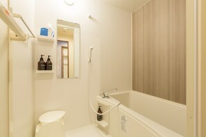 Separate tub and shower, deep soaking tub, free toiletries, hair dryer - S-Dotonbori Hotel Namba (Osaka)