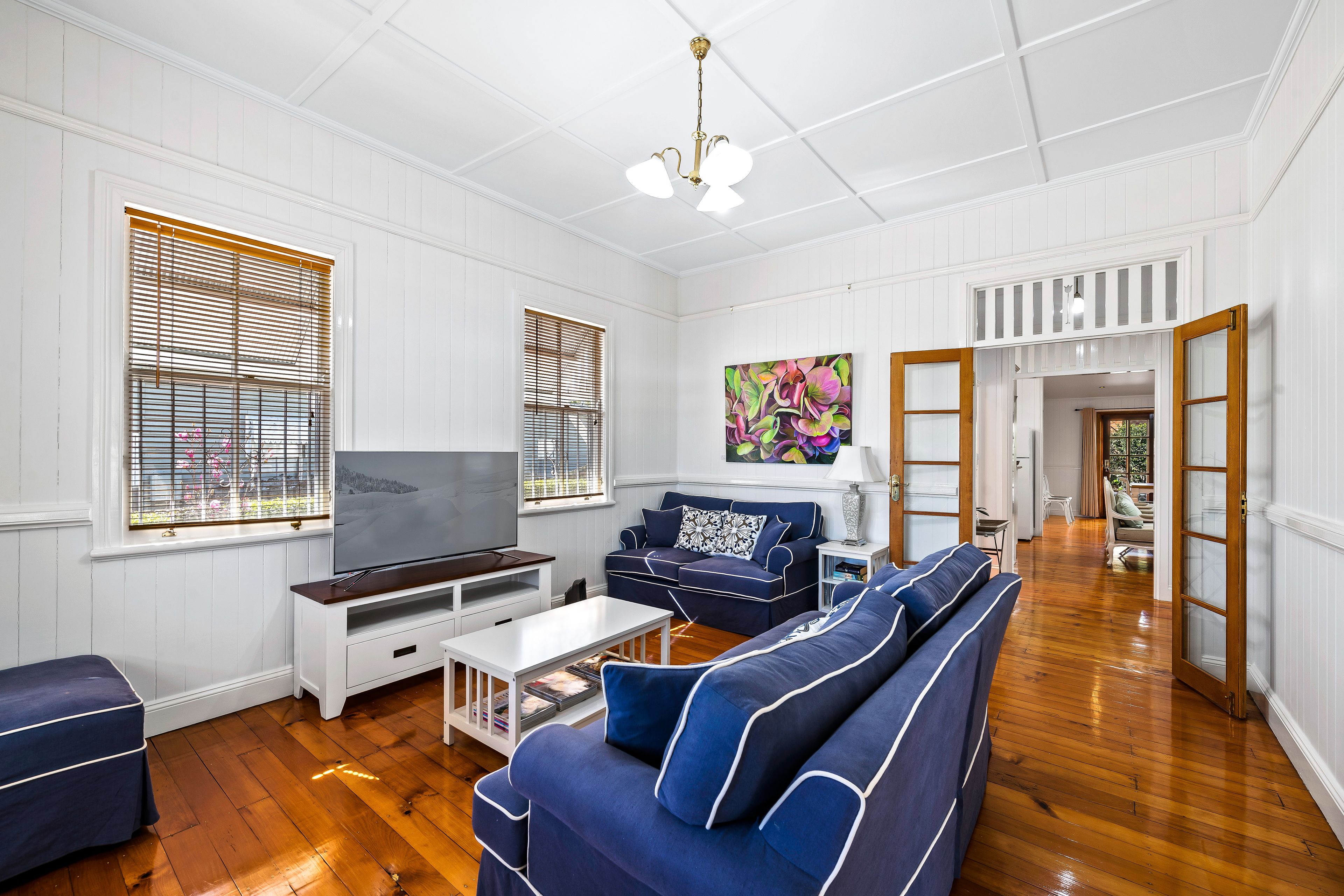 Familjehus - 3 sovrum - utsikt mot trädgården | Vardagsrum | Platt-tv och eldstad