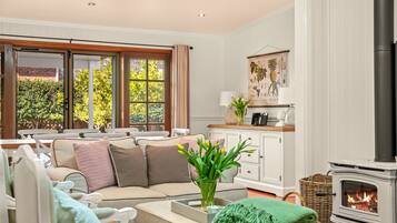 Familienhaus, 3 Schlafzimmer, Gartenblick | Wohnbereich | Flachbildfernseher, Kamin