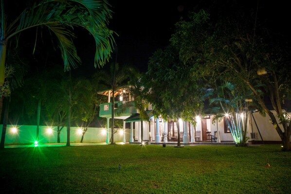 숙박 시설 정면 - 저녁/밤