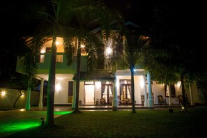 숙박 시설 정면 - 저녁/밤