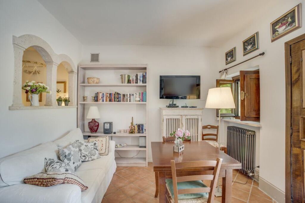 The Nest - Cosy cottage for two in gorgeous property with large swimming pool