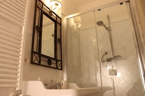 Regadera, secadora de cabello, bidet, toallas 