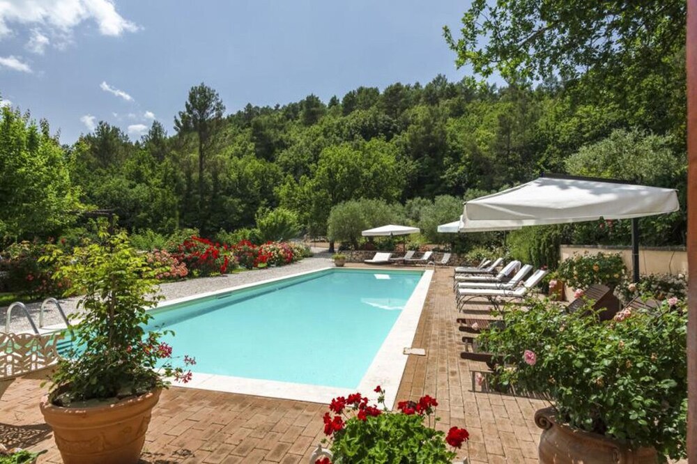 The Nest - Cosy cottage for two in gorgeous property with large swimming pool
