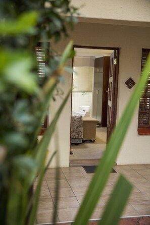 Comfort Double Room, 1 Double Bed | Terrace/patio - Kuiersaam Gastehuis (Secunda)