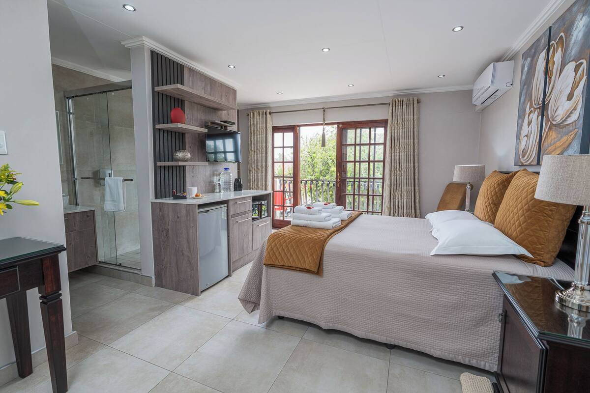 Luxury Double Room | 1 bedroom, down duvets, in-room safe, desk