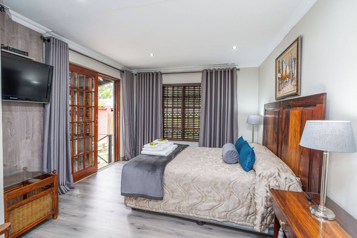 Standard Double Room | 1 bedroom, down duvets, in-room safe, desk