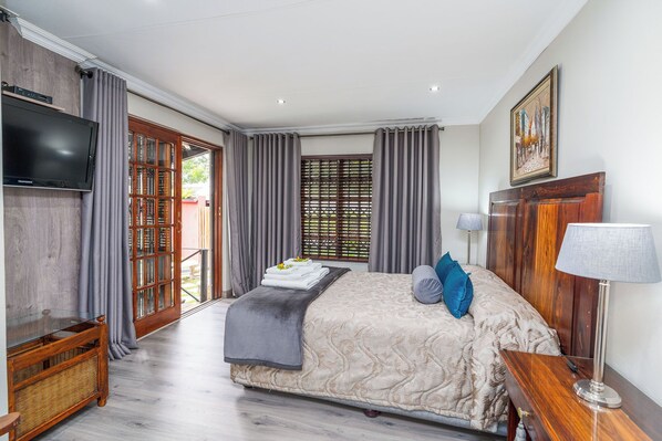 1 bedroom, down duvets, in-room safe, desk - Kuiersaam Gastehuis (Secunda)