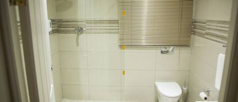 Comfort-Doppelzimmer, 1 Doppelbett | Badezimmer | Duschwanne, Designer-Toilettenartikel, Haartrockner, Hausschuhe