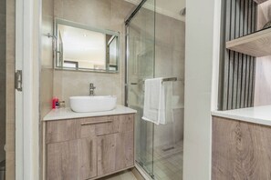 Luxury-Doppelzimmer | Badezimmer | Kostenlose Toilettenartikel, Haartrockner, Bademäntel, Hausschuhe
