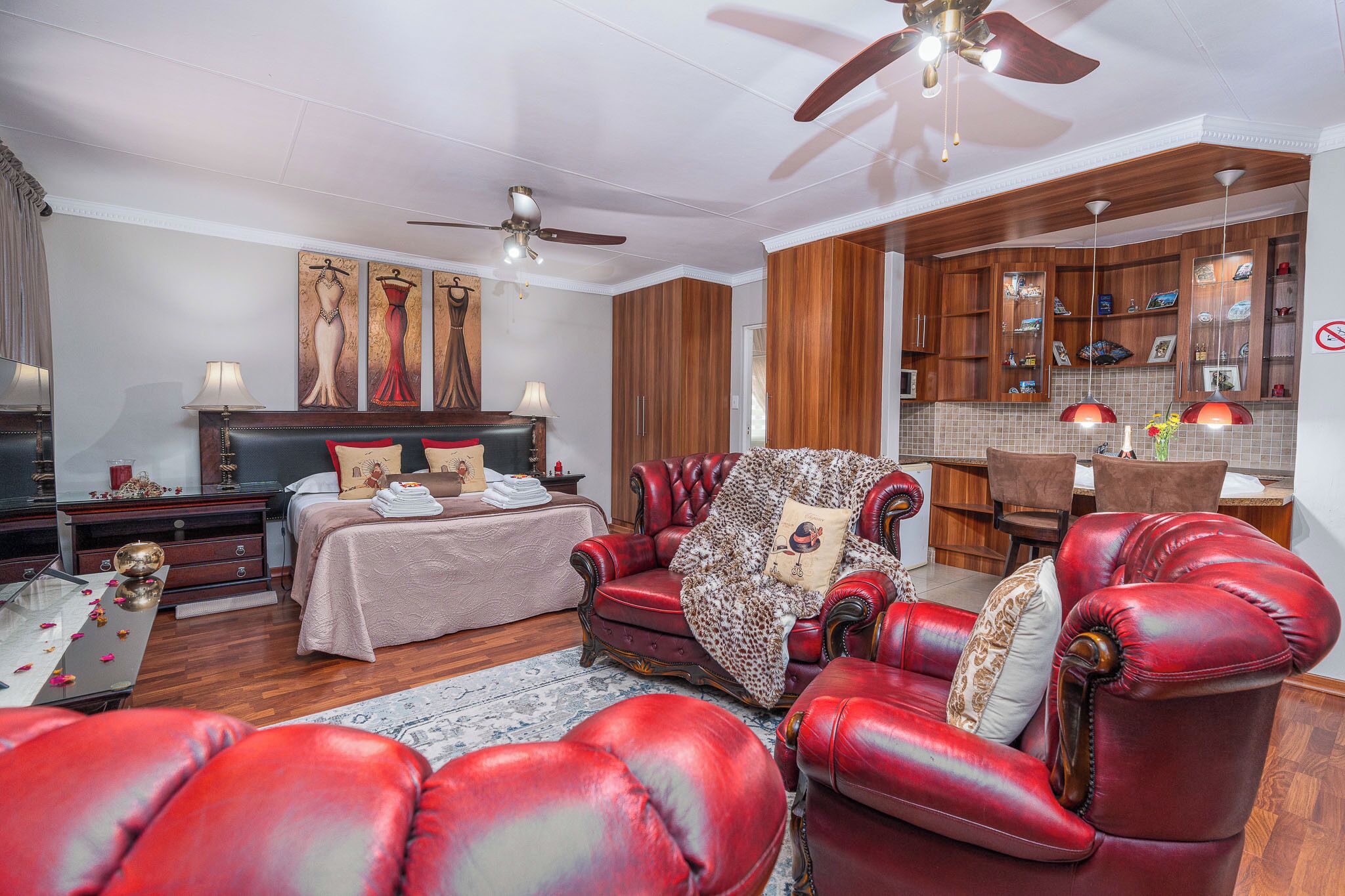 Executive Suite | 1 bedroom, down duvets, in-room safe, desk