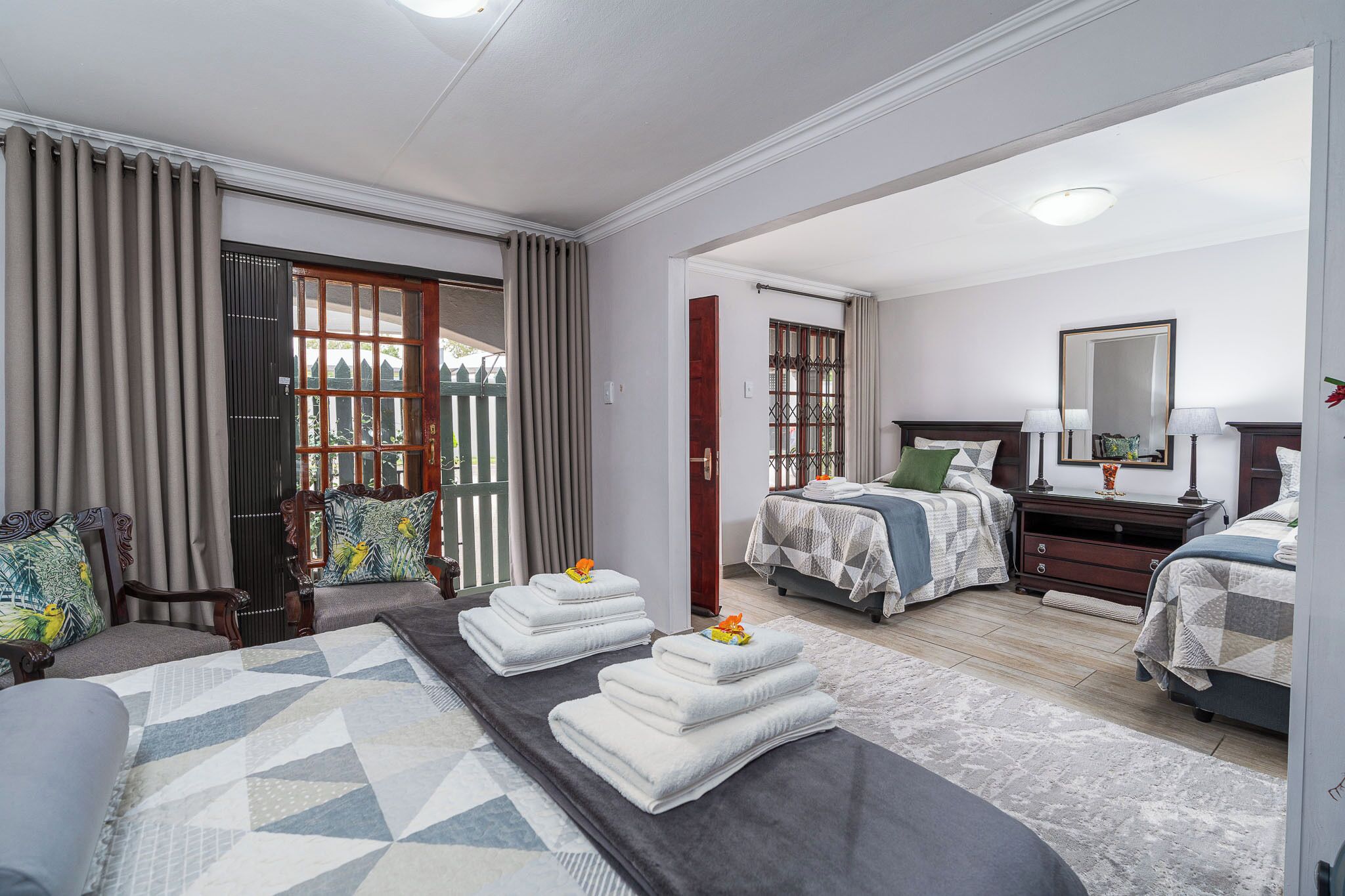 Quarto quádruplo família | 1 quarto, edredons de pluma, cofres nos quartos, escrivaninha