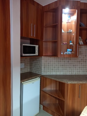 Luxury Suite | Private kitchen | Fridge, microwave, electric kettle, cookware/dishes/utensils