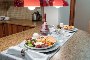 行政套房 | 私人厨房 | 迷你冰箱、微波炉、电热水壶、餐桌