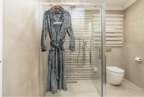 Chambre familiale double | Salle de bain | Articles de toilette (gratuits), séchoir à cheveux, peignoirs