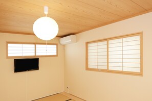 Casa, para no fumadores (Private Vacation) | Escritorio, cortinas blackout y tabla de planchar con plancha 