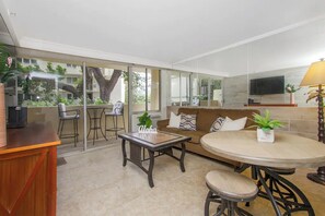 Signature-huoneisto | Oleskelualue | 32–tuumainen taulutelevisio, jossa kaapelikanavat