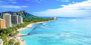 Beach nearby, white sand, sun-loungers, beach umbrellas - Diamond Head Beach Hotel (Honolulu)