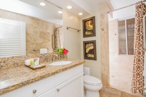 Signature appartement | Badkamer | Een douche, een haardroger, handdoeken, toiletpapier