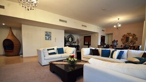 Executive-Apartment, 4 Schlafzimmer | Wohnzimmer | Flachbildfernseher