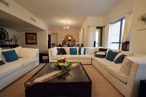 Departamento ejecutivo, 4 habitaciones | Sala de estar | Televisión de pantalla plana 