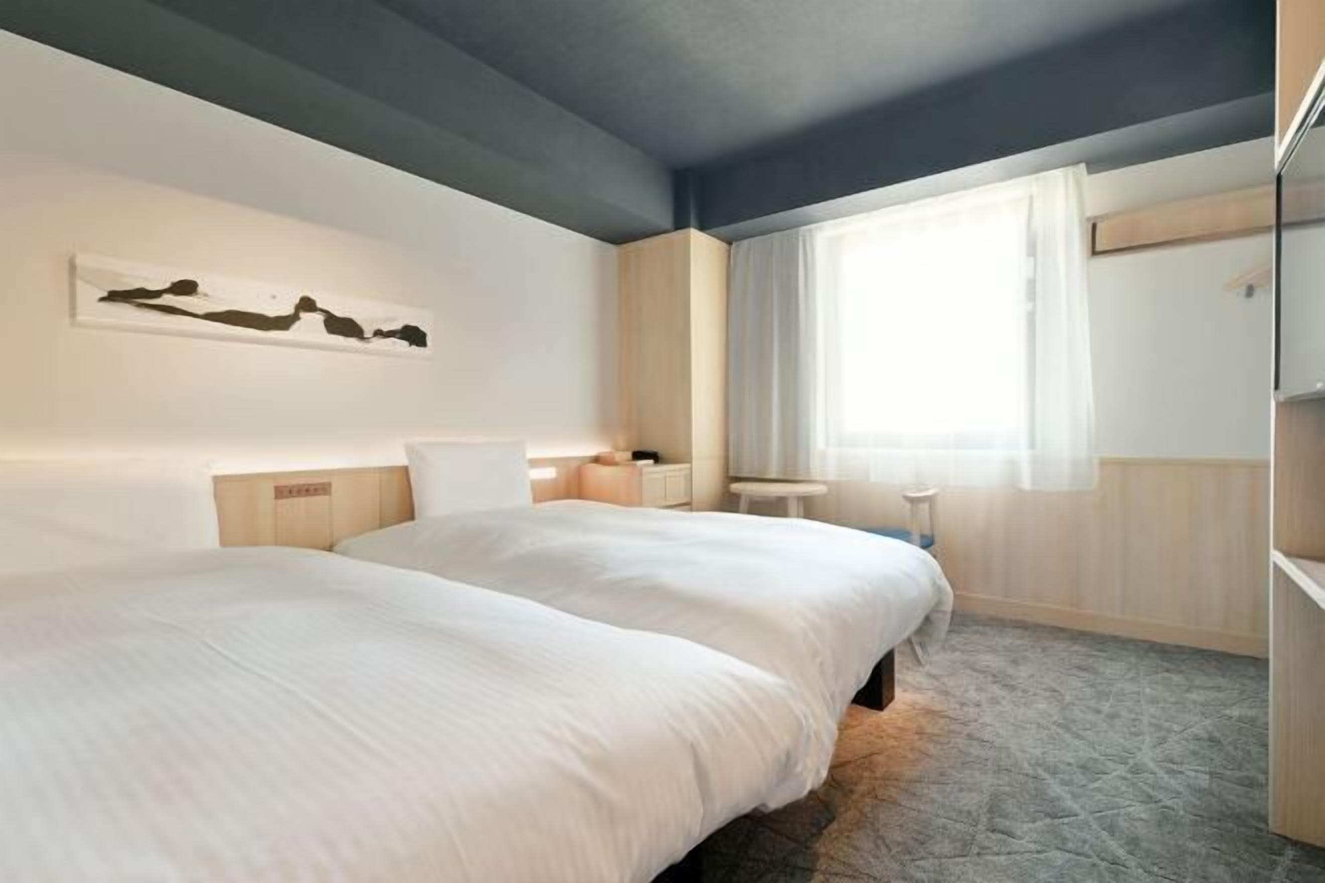 Escritorio, cortinas blackout y tabla de planchar con plancha 