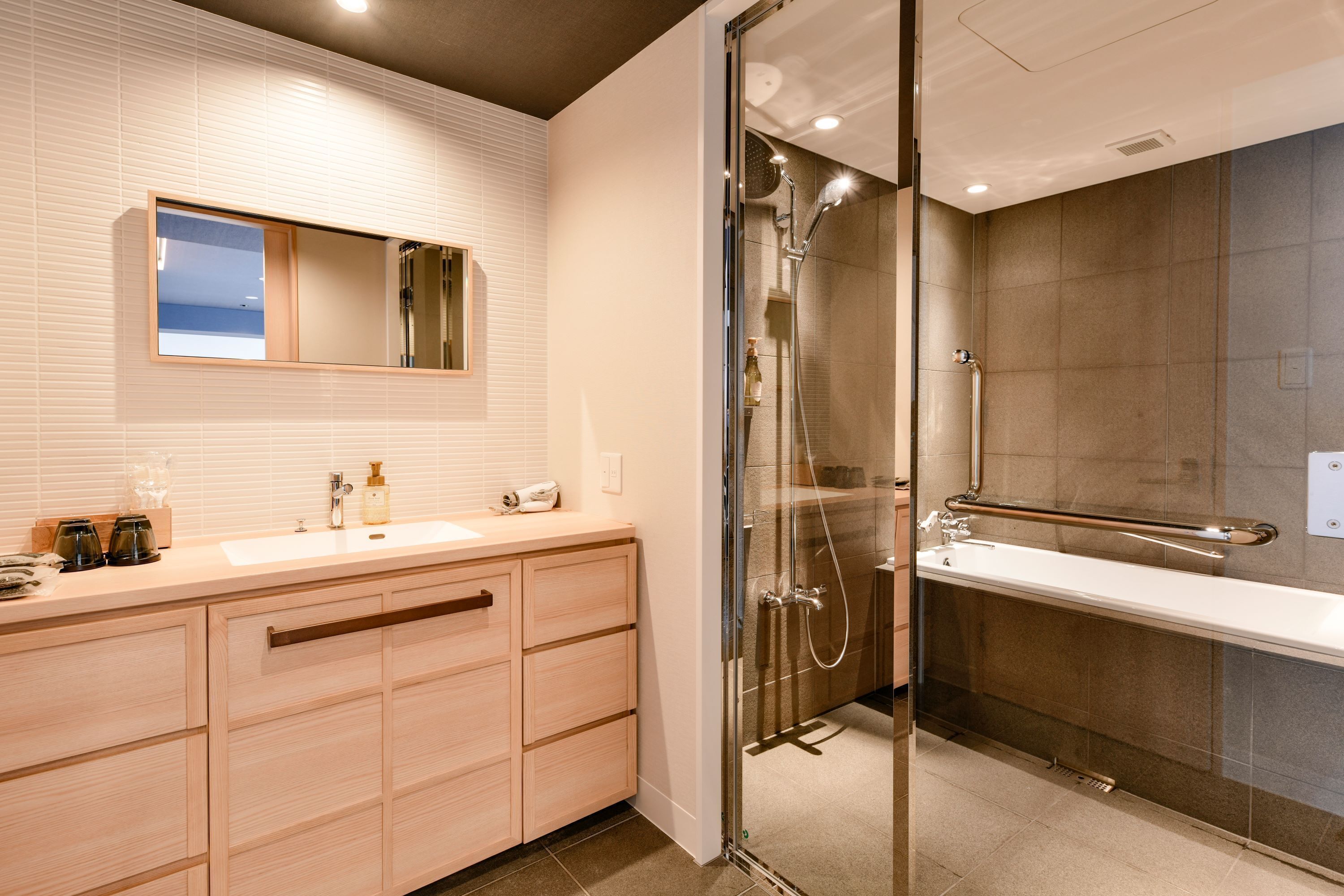 premier deluxe, non smoking | bathroom | combined shower/bathtub, free toiletries, hair dryer, slippers