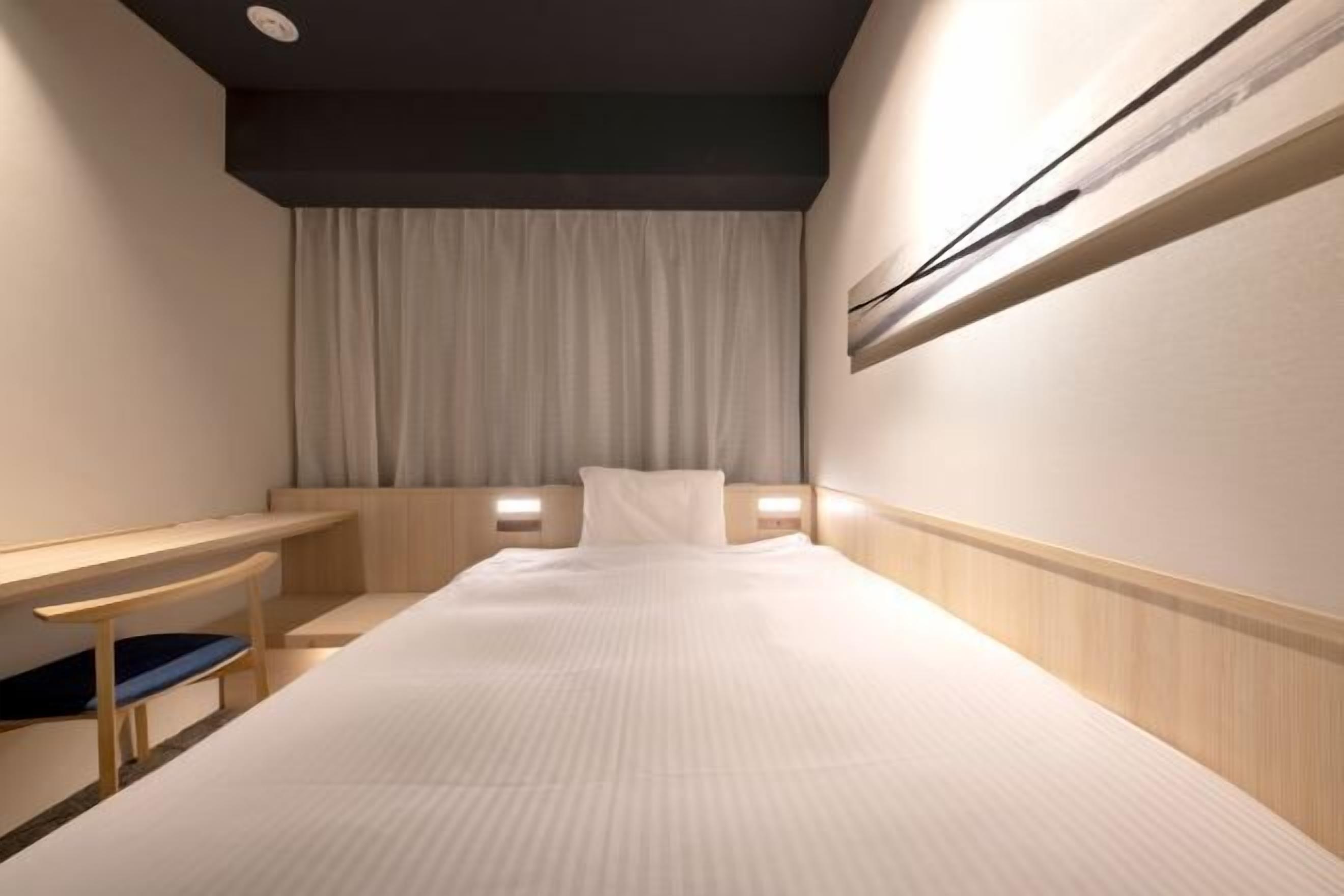 Escritorio, cortinas blackout y tabla de planchar con plancha 