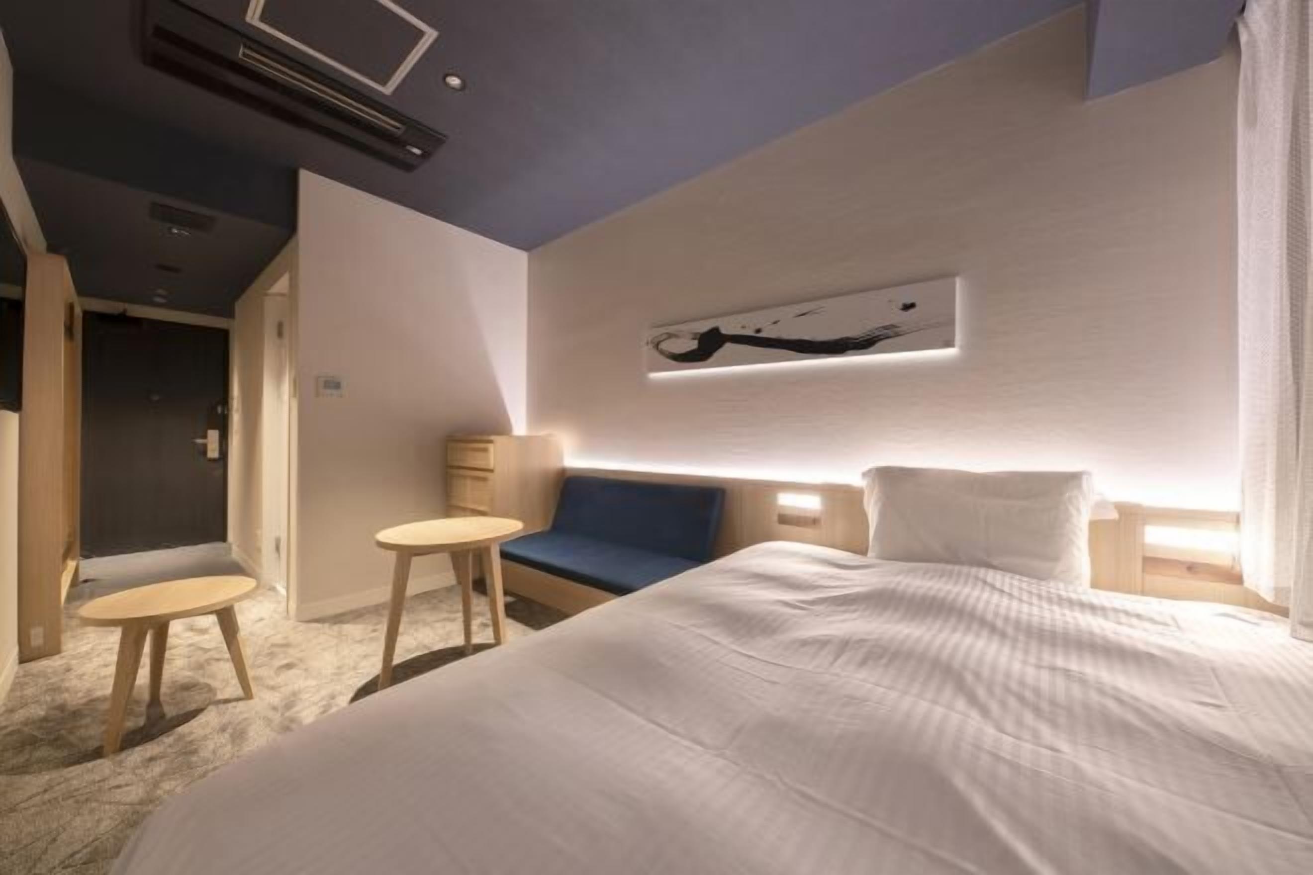 Escritorio, cortinas blackout y tabla de planchar con plancha 