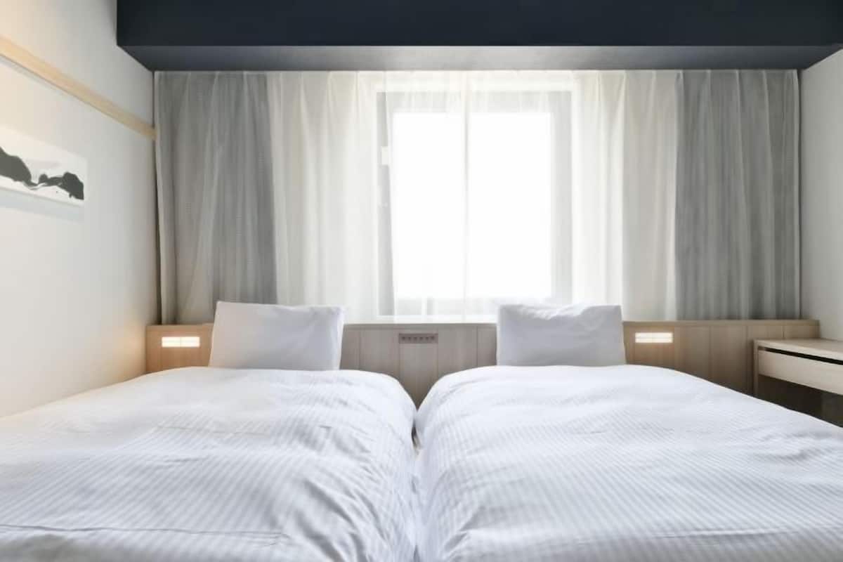 Escritorio, cortinas blackout y tabla de planchar con plancha