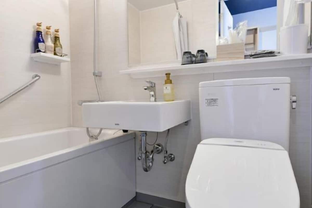 Baño | Tina con regadera, amenidades de baño gratuitas, secadora de cabello