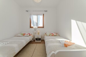 3 habitaciones, tabla de planchar con plancha y acceso a internet 