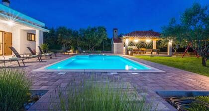 VILLA MIA (with heated pool and big garden)