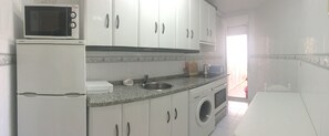 Fridge, microwave, oven, stovetop -  LEON FULL CENTER. MODERN. EXTERIOR. GARAGE (León)