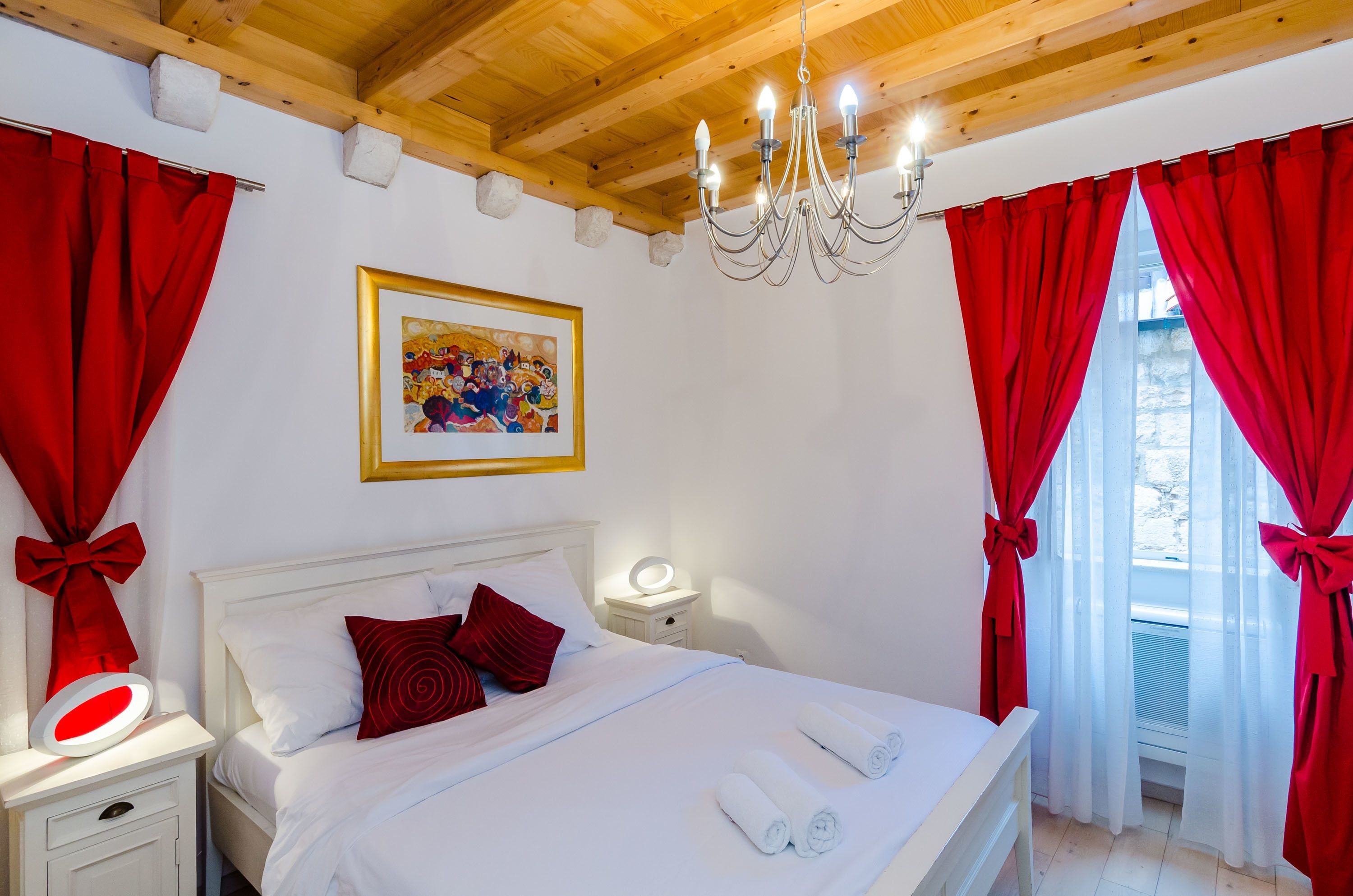 Bureau, rideaux occultants, Wi-Fi gratuit, draps fournis