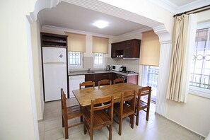 Villa, 5 Bedrooms | Makan dalam bilik
