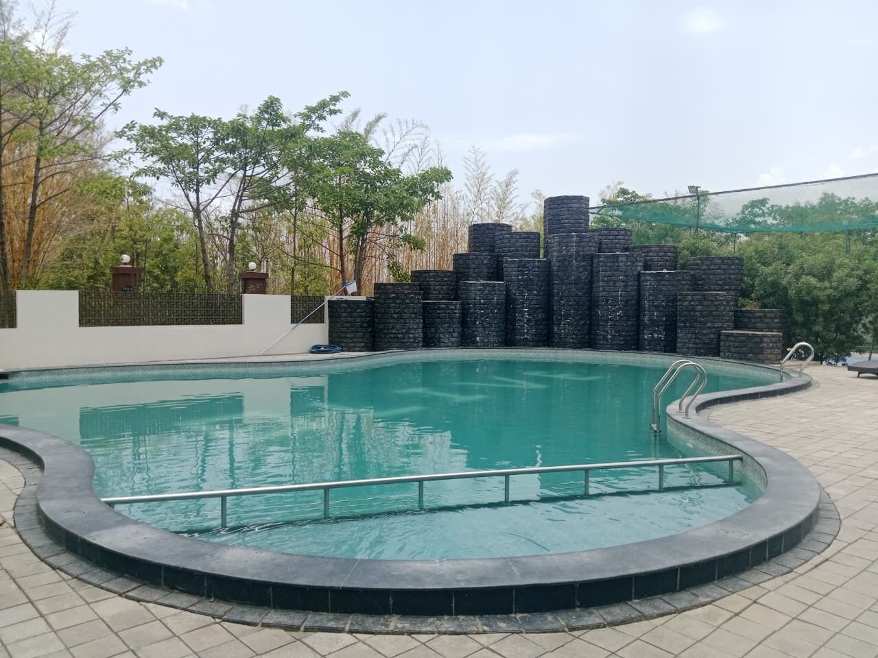 Una piscina al aire libre (de 07:00 a 20:00), sombrillas