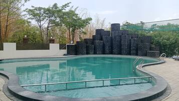 Una piscina al aire libre (de 07:00 a 20:00), sombrillas