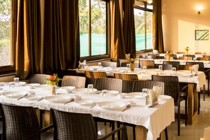 Desayuno buffet diario (INR 400 por persona)