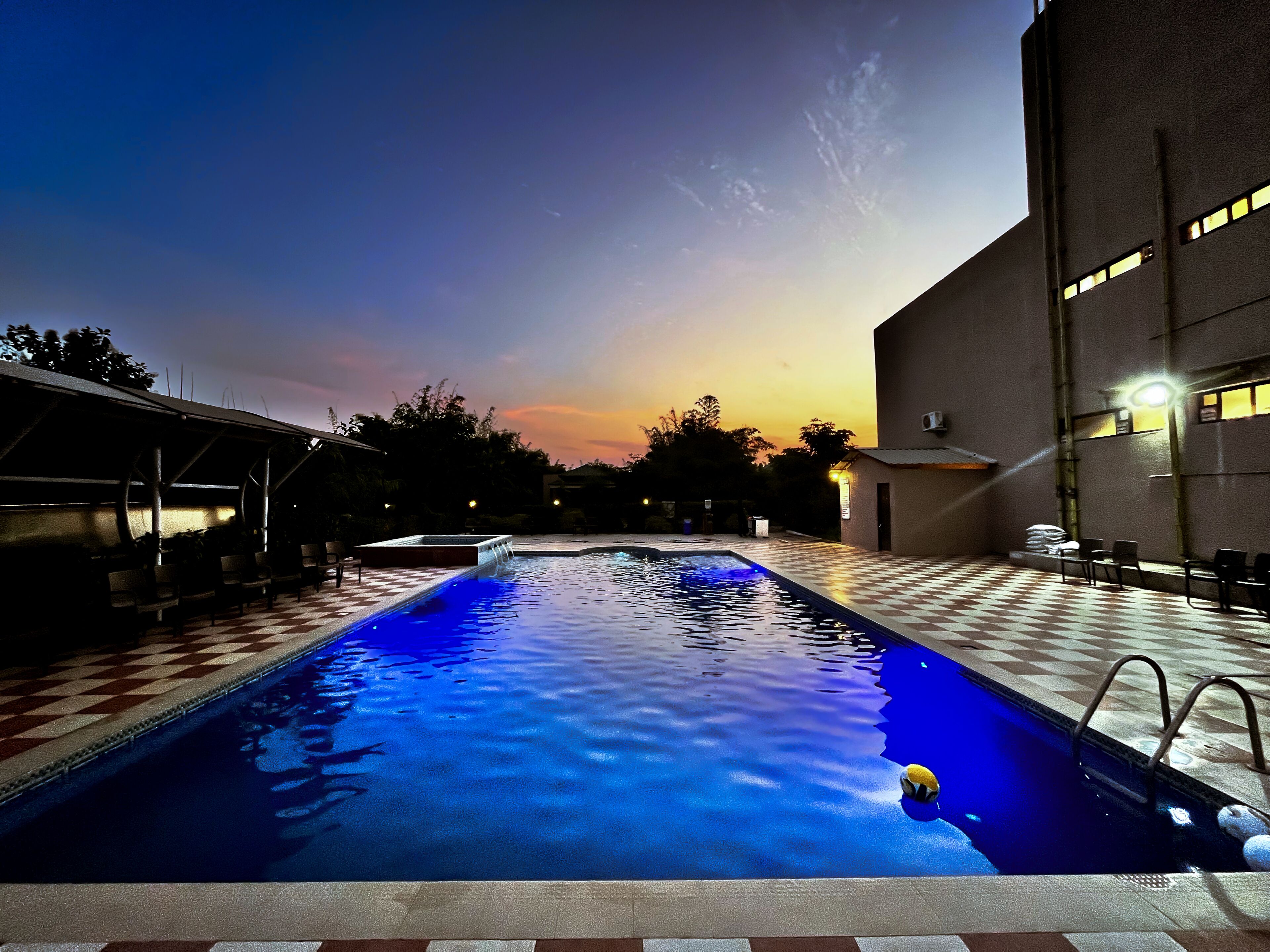 Piscine extérieure, accès possible de 7 h à 21 h, parasols