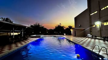 Piscine extérieure, accès possible de 7 h à 21 h, parasols