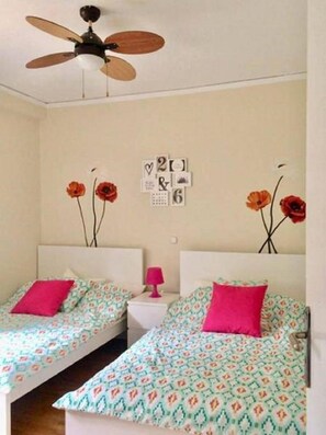 Appartement, vue sur la ville | Fer et planche à repasser, accès au Wi-Fi (inclus), literie fournie