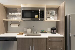 Full-sized fridge, microwave, dishwasher, coffee/tea maker