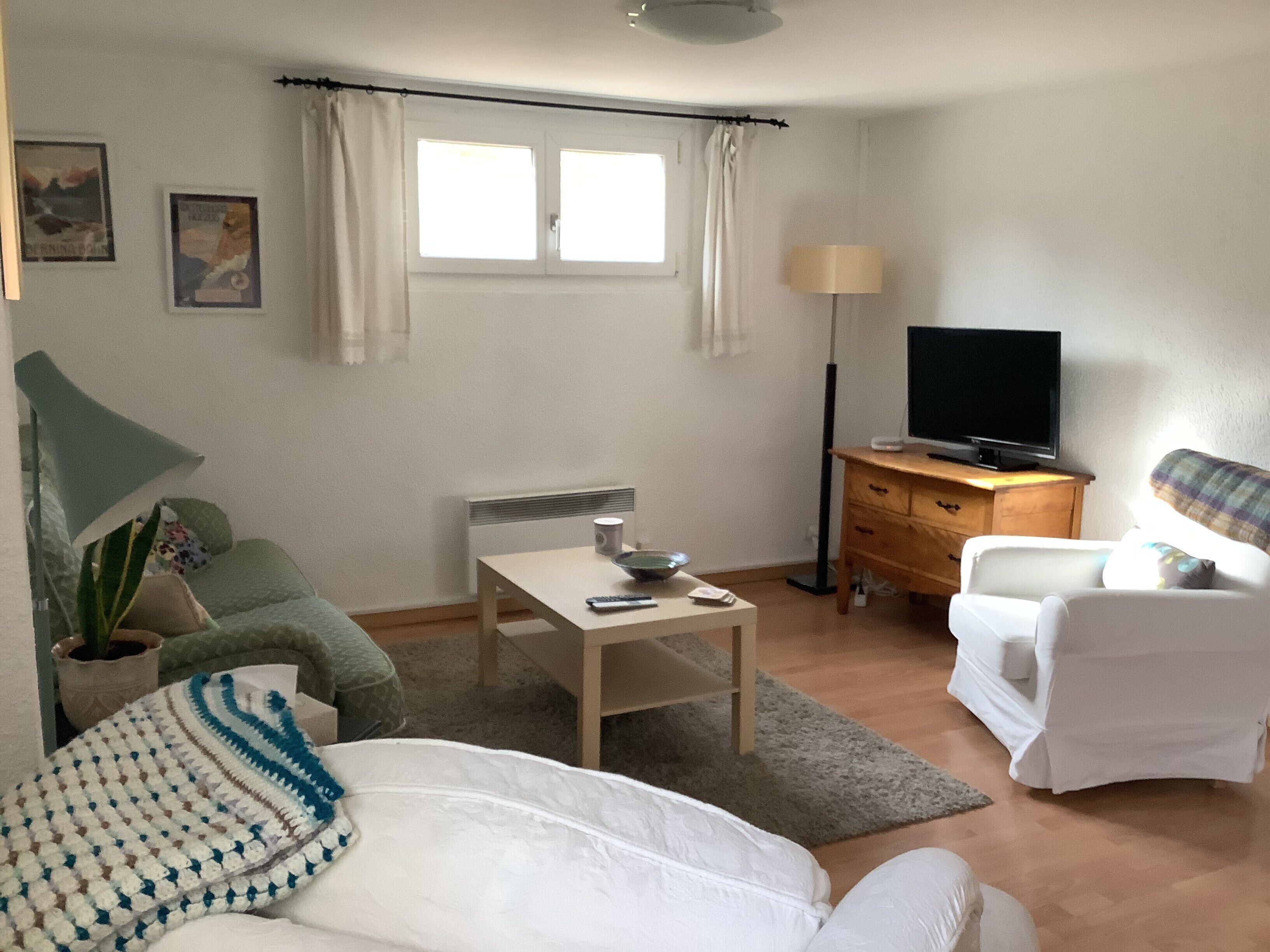 Comfortable lower ground floor flat in picturesque village above Nyon