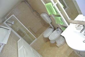 Shower - My Bed Vanvitelli (Naples)