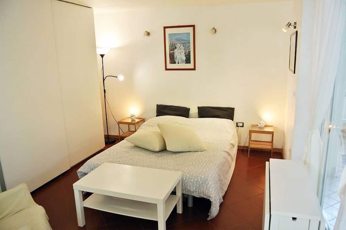 Cribs (free), WiFi (free)